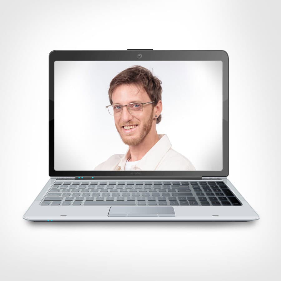 מחשב נייד עם תמונה של גבר צעיר מחייך על המסך